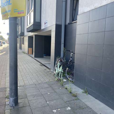 2 Schrotträder an Hauswand angelehnt