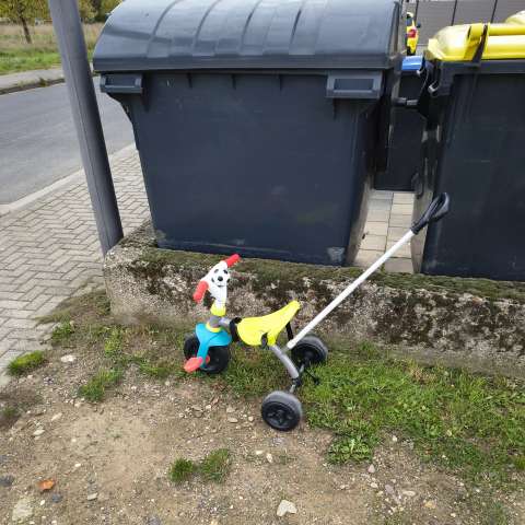 Kinderdreirad vor Herrmann-Löns-Str. 55