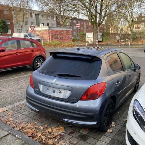 Abgemeldeter grauer Peugeot in Lindweiler
