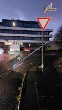 abgeknicktes Schild mit Behinderung im Radweg