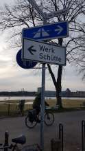 Fußwegschild verdreht und verdeckt vom *2024-01-29 16:44:15