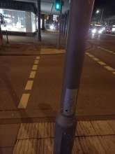 Bild der Ampelanlage, bei welcher der Drücker am Ampelpfosten fehlt.