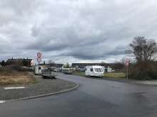 Einfahrt neue Straße und Beschilderung. Es fehlt ein Sackgassenschild.
