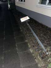 Ein abgebrochenes Schild neben dem Gehsteig