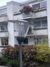 Die Leuchte der Straßenlaterne steht so schief, dass sie droht abzufallen