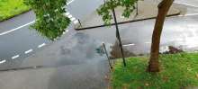 Situation der überschwemmten Straße nach jedem Regenfall vor der Garage und dem Haus Eifelstraße 40 durch verstopften Gullideckel 2024-07-21 09:29:04