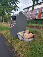 Bild zu Unrat neben Altkleidercontainer Porz-Ensen, ggü. Irmgardweg 1