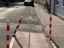 Sperrpfosten, der in den Lichtraum des Radfahrstreifens ragt