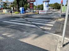 Bild zu gemeldetem Anliegen vom *2024-08-22 18:16:57. Auf dem Bild ist der fehlende Leitstreifen an einer Seite des Zebrastreifens zu sehen.