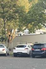 Bild zu gemeldetem Anliegen vom *2024-09-30 06:33:4 abgemeldeter Porsche steht seid einer Woche auf öffentlichen Parkplatz und nimmt so Anwohnern Parkplätze 