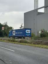 Rechts vom Bild beschmiertes 50 km/h Schild