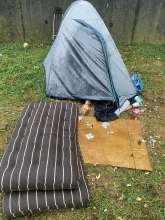 Verwahrloster Campingplatz mit benutzten Spritzen und Kot