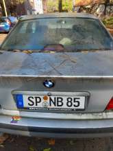 PKW steht in Höhe Mauenheimer Straße vor Hausnummer 75 rechts