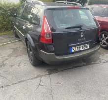 Das Auto , Marke Renault, steht öffentlich auf der Straße und hat seit über 10 Jahren kein TÜV. 2024-10-18