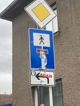 Verkehrszeichen auf der gesamten Schmittgasse sind mehrfach beklebt. Einschränkung für die Verkehrssicherheit