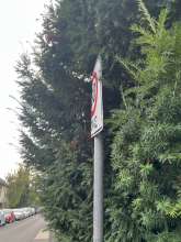 Verkehrsschild “Zone 30” beschädigt.