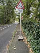 Das aufgestellte Warnschild „Baustelle“ „Achtung Fräßkante“ macht die Benutzung des Gehwegs (insbesondere für Rollstühle/Kinderwagen) unmöglich.