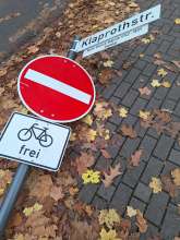 Umgeknicktes Straßenschild