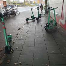 Wild hingeworfene E-Scooter vor dem westlichen Aufgang zum Bahnsteig *2024-11-27 12:34:16