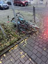 Verrottete Fahrräder, teilweise ragen sie auf die fahrbahn