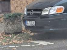 Seit ca. 2 Monaten abgestellt. Kein TÜV, direkt vor Hitzelerstr. 65, Wagen ist komplett voll beladen mit vor allem Blauen Säcken, nur der Fahrersitz ist frei geblieben.