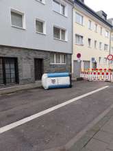 Das Baustellenklo liegt seit dem Morgen auf der Straße. *2024-12-05 09:36:00