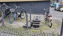 Absperrmaterialien am Fahrrandständer Bild zu gemeldetem Anliegen vom *2024-12-30 15:28:30