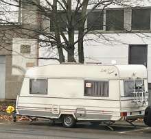Wohnwagen ohne sichtbare Kennzeichen, dafür aber mit einen tw. abgekratzten Verwarnaufkleber der Stadt! Bild zu gemeldetem Anliegen vom *2024-12-02 12:28:39