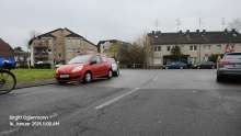 Unter dem Auto: roten Renault ist eine Oberfläche Absackung=> neben Gullyvom *2025-01-16 12:32:07