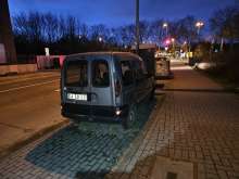 Fahrzeug parkt seit Wochen da. Schrottfahrzeug.