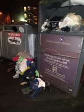 Voller Altkleidercontainer Friedensstr. 110/Tiergartenstr. 1