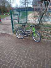 Kinder(schrott)fahrrad am Spielplatz Manfred-Faber-Weg, 51145 Köln