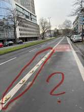 Fahrradweg-Sicherheit-Markierung platt gefahren / System ist Schrott/ unplattbare Fahrradweg-Markierung muss her vom *2025-01-05 09:32:44