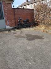 Alter Roller mit Ölflecken auf der Straße