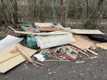 Wilder Müll auf dem Parkplatz an der A57 Bild zu gemeldetem Anliegen vom *2025-02-11 15:29:48