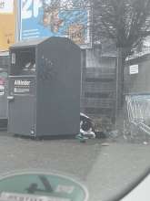 Textilmüll neben Altkleidercontainer Bild zu gemeldetem Anliegen vom *2025-02-25 12:28:25