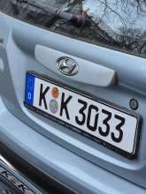 Abgemeldetes Schrottauto (Platte Reifen) parkt seit Monaten an dieser Stelle. 