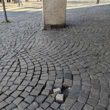 Foto des defekten Kopfsteinpflasters vom 24.03.2025