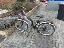 Völlig verrostetes Fahrrad seit 2019 am Ständer festgemacht