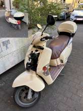 Schrott Motorroller in einer Spielstrasse