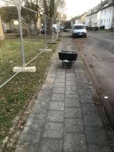 Bauschutt Entsorgung mittig auf Gehweg. Bild zu gemeldetem Anliegen vom *2025-03-07 15:28:58