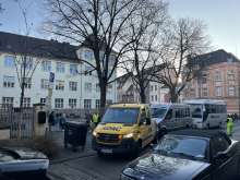 Bus-Parkplatz vor der Schule nicht ausreichend gekennzeichnet