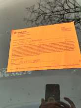 Auto ist mit rotem Zettel vom Ordnungsamt seit 06.03.2025 versehen
