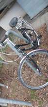 Fahrrad vor Einfahrt Parkhaus vom *2025-04-01 18:28:45
