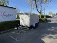 Anhänger Bild blockiert seit Wochen öffentlichen Parkplatz