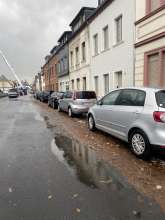 Sehr starke Senkung/Senkfläche in der Fahrbahn zu Hausnummern 73-77. Bei Regen bilden sich tiefe Pfützen und es gab schon mehrfach Stürze von Fußgängern, weil sie beim Überqueren der Straße in den Senkungen stolperten.