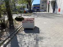 Im Fußgängerbereich neben dem Marktplatz in Poll neben dem neuen REWE befindet sich ein Betonklotz, der stört und behindert. 2025-04-04 12:30:18