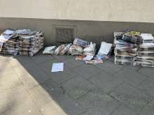 Die Zeitungen liegt seit den letzten 3Wochen an der Ecke und jeder Woche kommt ein Stapel dazu. Der Wind weht die dann durch die Straße.