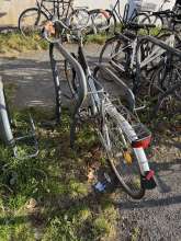 Ein definitives Schrottfahrrad, ohne Sattel