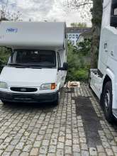 Wieder viel wilder Müll zwischen Wohnmobilen ohne Kennzeichen und LKW-Führerhäusern auf dem Parkplatz Geleniusstr./Ecke Piusstr. in Lindenthal 